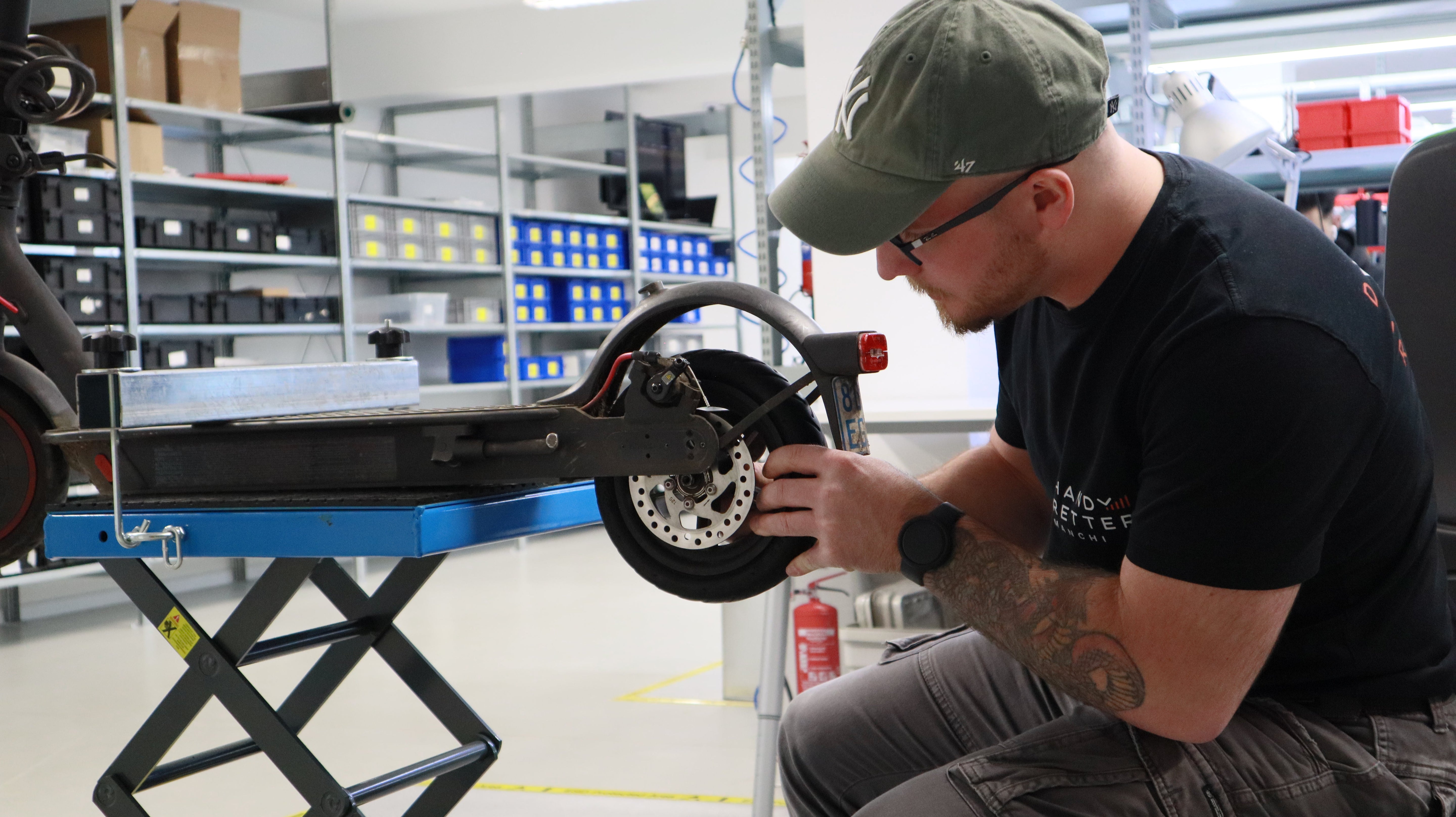 E-Scooter-Reparatur in der Werkstatt bei Der HandyRetter in Köln