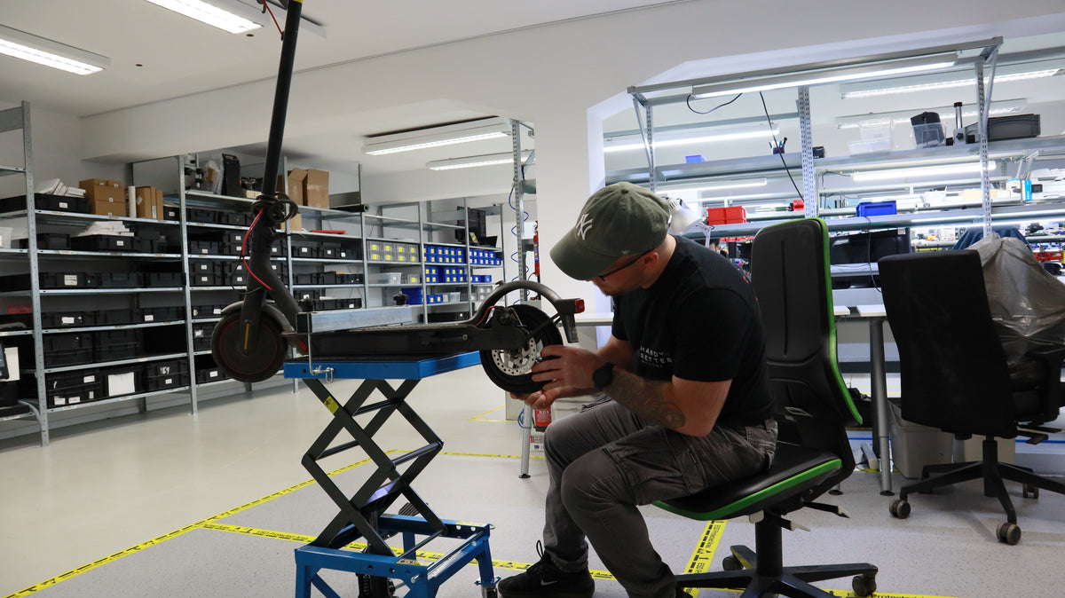 Techniker repariert einen E-Scooter in der Werkstatt von Der HandyRetter in Köln