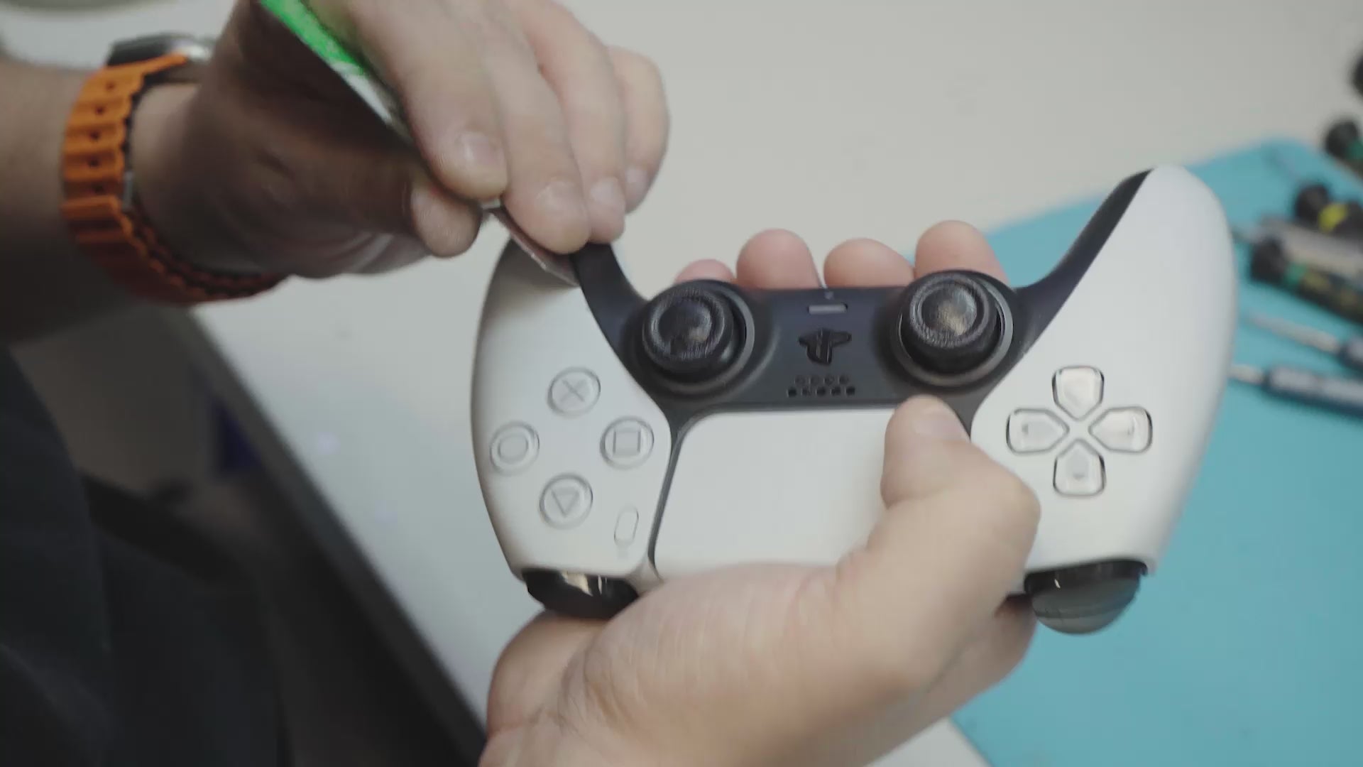 PS5 Controller Stick-Drift Reparatur mit TMR-Sticks bei Der HandyRetter in Köln
