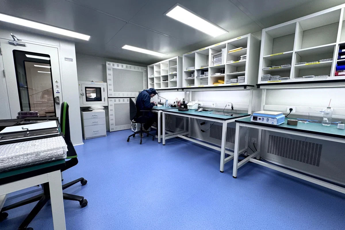 Techniker bei Praezisionsarbeit im Reparaturbereich von Der HandyRetter