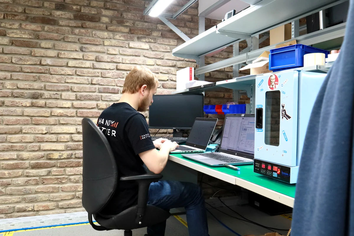 HandyRetter Techniker bei der Geräte-Diagnose am Arbeitsplatz