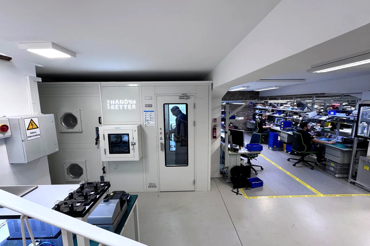 Der HandyRetter Reinraum mit Logo — professionelle Reparatur-Werkstatt in Köln