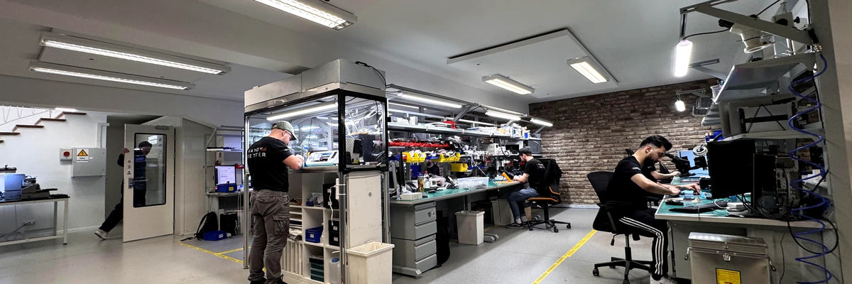 Der HandyRetter Werkstatt — mehrere Techniker bei der Reparatur von Smartphones und Tablets