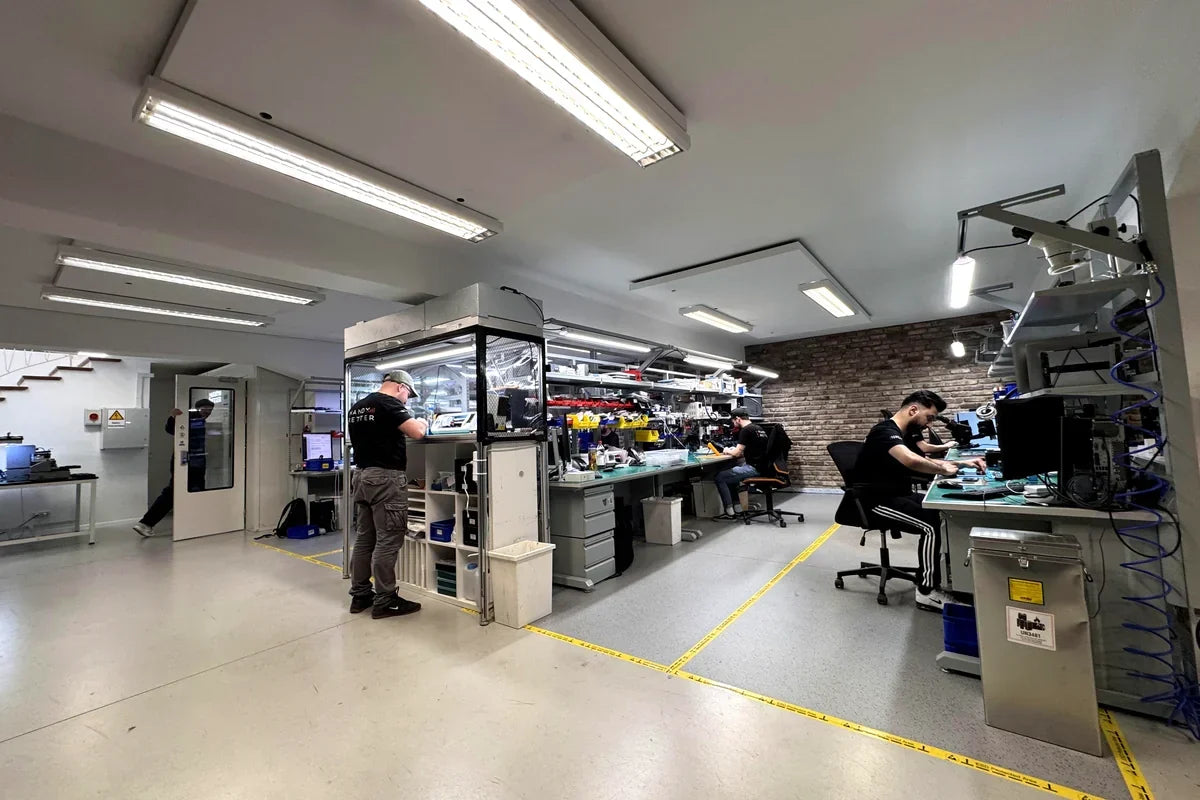 Werkstattuebersicht mit Technikern bei Der HandyRetter in Koeln